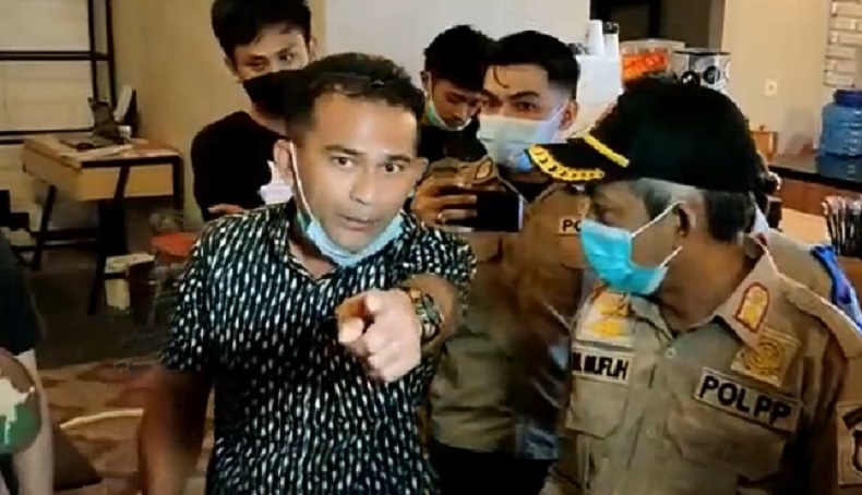 title Razia Jam Malam, Pemilik Kafe Adu Mulut Menolak Penyitaan Kursi dan Meja Razia Jam Malam, Pemilik Kafe Adu Mulut Menolak Penyitaan Kursi dan Meja