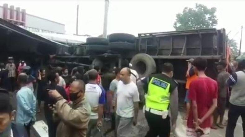 Truk Muatan Gandum Tabrak Mikrobus dan Bengkel di Brebes, 10 Orang Luka 
