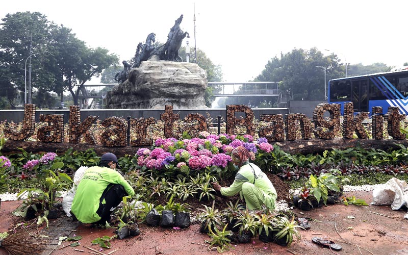 Sambut HUT Ke-494 Jakarta, Kawasan Patung Kuda Dipercantik dengan Tanaman Hias - Bagian 6