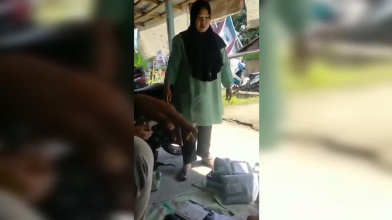 Viral, Emak-Emak di Pasaman Barat Maki Kurir Belanja Online COD