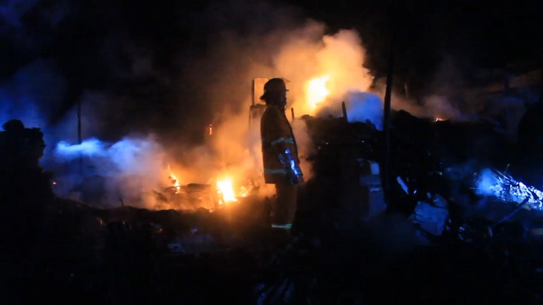 title 3 Kios Sembako di Pasar Langgur Ludes Terbakar, Kerugian Ratusan Juta 3 Kios Sembako di Pasar Langgur Ludes Terbakar, Kerugian Ratusan Juta