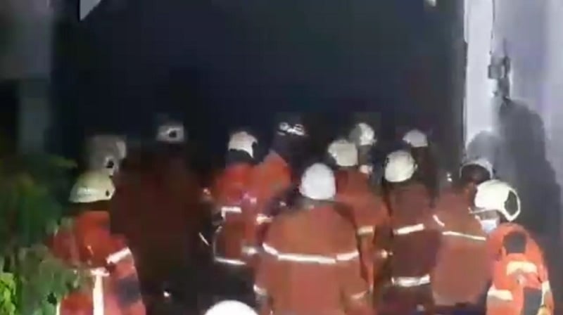 title Ditinggal Berlibur ke Batu, 2 Mobil di Rumah Mewah Surabaya Hangus Terbakar Ditinggal Berlibur ke Batu, 2 Mobil di Rumah Mewah Surabaya Hangus Terbakar