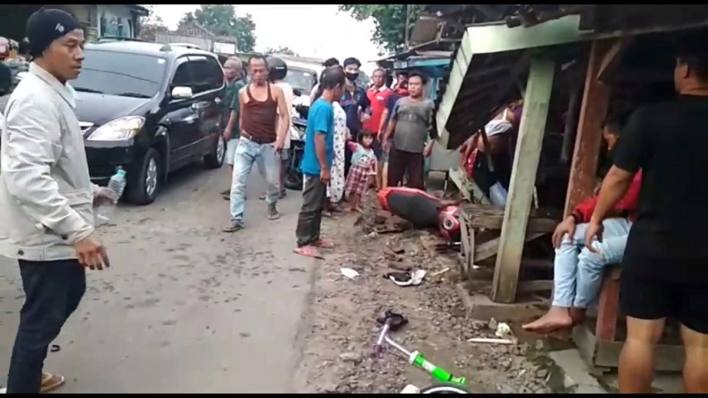  Hindari Bocah Perempuan Bersepeda, 2 Pemotor di Lebak Tabrak Warung dan Luka Serius