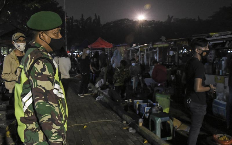Tekan Penyebaran Covid-19, Petugas Gabungan Gelar Operasi Yustisi di Alun-alun Bekasi - Bagian 2