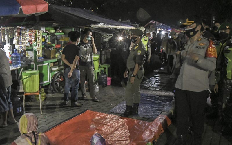 Tekan Penyebaran Covid-19, Petugas Gabungan Gelar Operasi Yustisi di Alun-alun Bekasi - Bagian 3