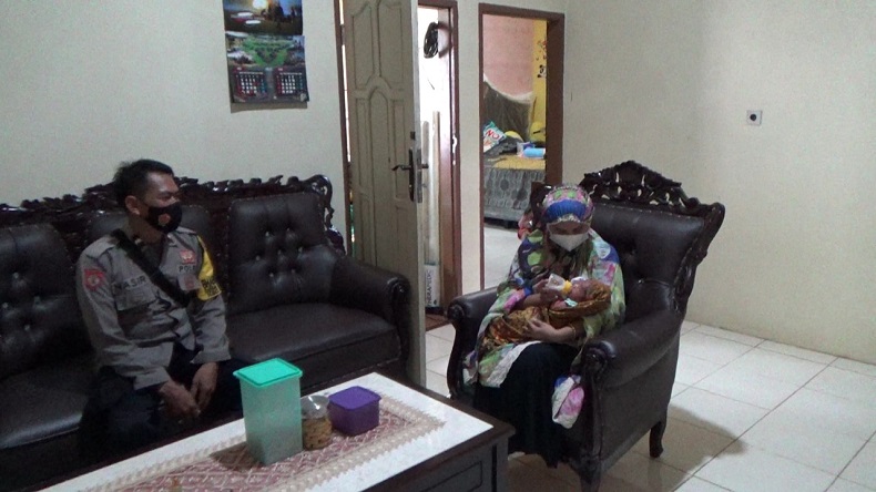 Bayi Baru Lahir Ditemukan di Depan Rumah Warga, Diduga Hasil Hubungan Gelap