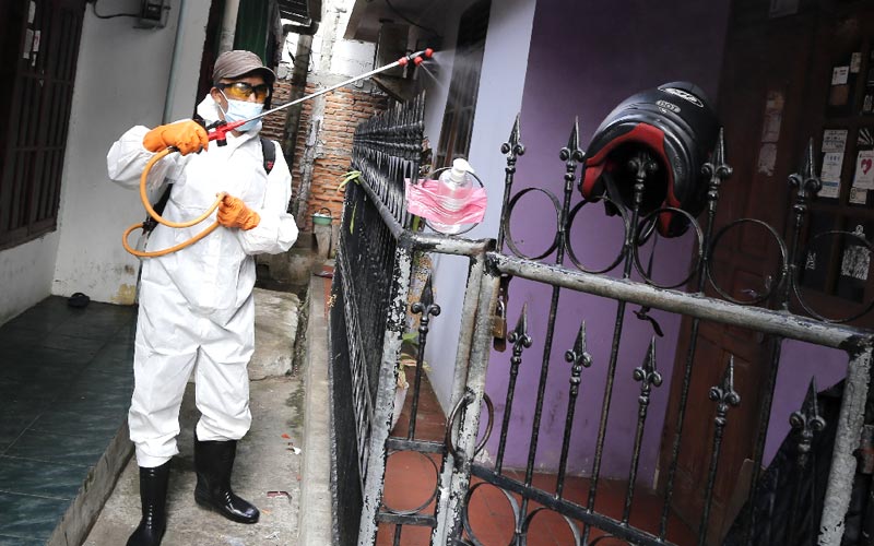 Masuk Zona Merah, Permukiman di Sumur Batu Disemprot Disinfektan - Bagian 1