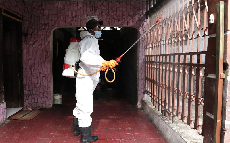 Masuk Zona Merah, Permukiman di Sumur Batu Disemprot Disinfektan - Bagian 2