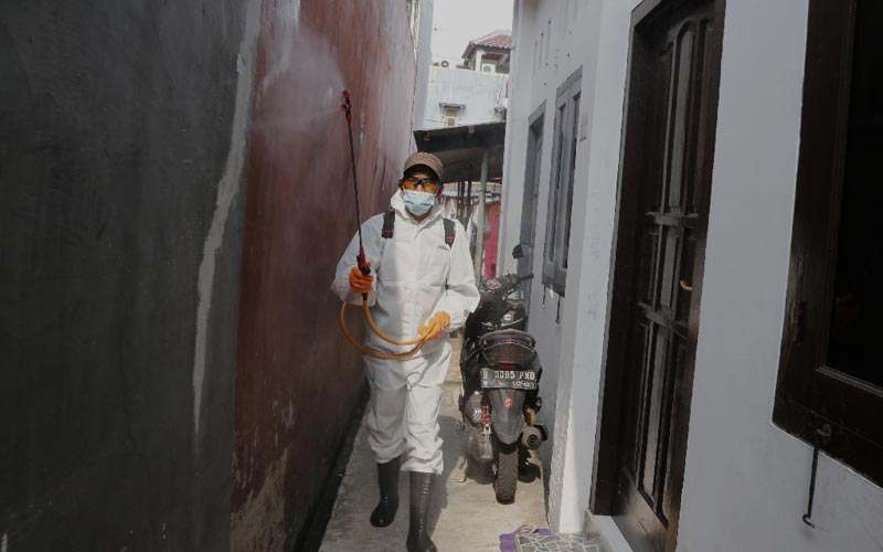 Masuk Zona Merah, Permukiman di Sumur Batu Disemprot Disinfektan - Bagian 3