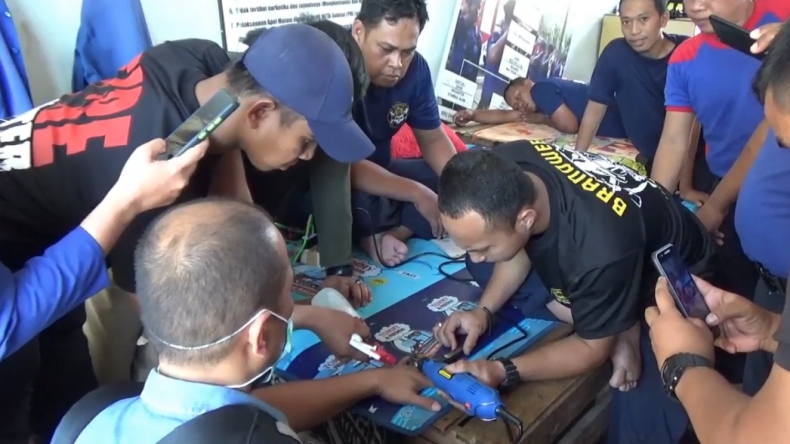 Dramatis, Petugas Damkar Potong Cincin yang Macet di Jari Warga Maros