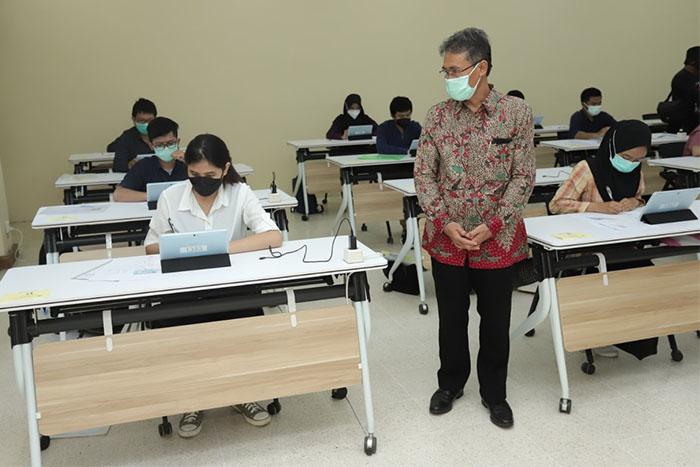 Tinjau Seleksi Mahasiswa, Rektor UGM: Kami Terapkan Protokol Kesehatan secara Ketat