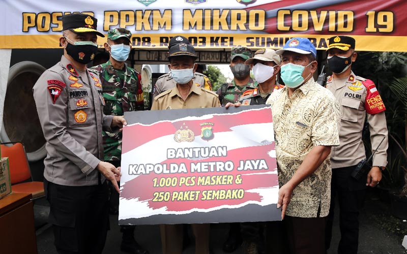  Wakapolda Metro Jaya Serahkan Bantuan 1.000 Masker dan 250 Paket Sembako - Bagian 2