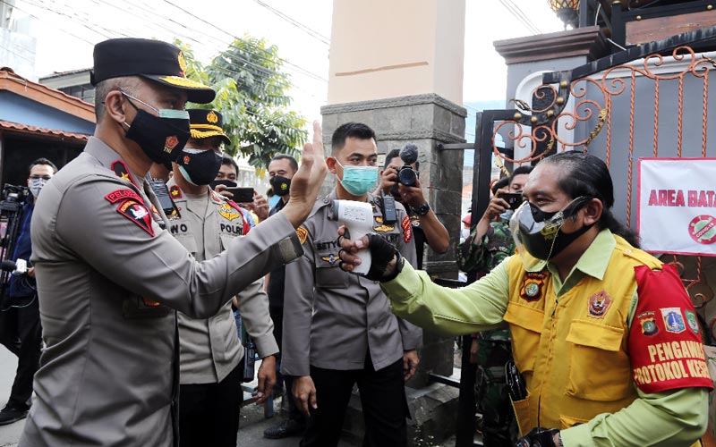  Wakapolda Metro Jaya Serahkan Bantuan 1.000 Masker dan 250 Paket Sembako - Bagian 3