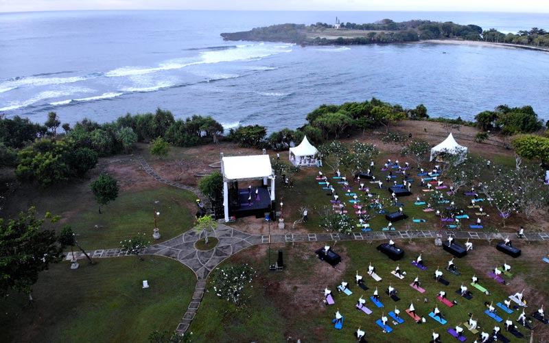 Puluhan Peserta Peringati Hari Yoga Internasional 2021 di Bali - Bagian 3