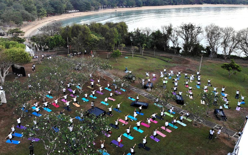 Puluhan Peserta Peringati Hari Yoga Internasional 2021 di Bali - Bagian 4