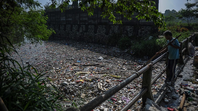 Sampah Menutupi Sungai Citarum Timbulkan Berbagai Penyakit - Bagian 1