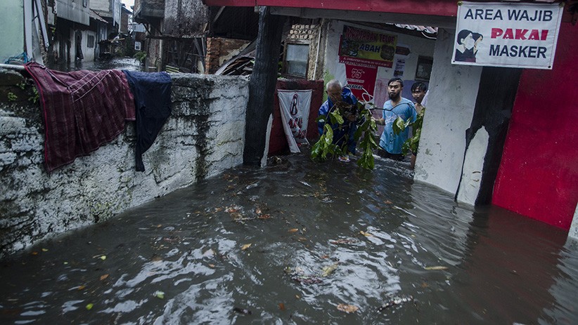 Hujan Deras, Puluhan Rumah Kawasan Kacapiring Bandung Banjir hingga 2 Meter - Bagian 1