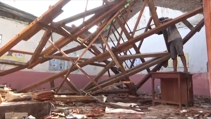 Dibiarkan Lapuk, Atap Gedung SD di Jombang Ambruk 