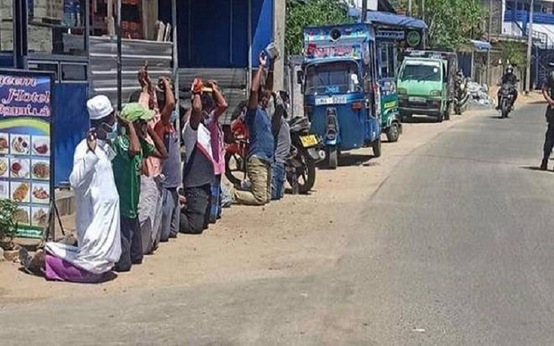 title Viral, Pemuda Muslim Dipaksa Berlutut di Jalan sambil Angkat Tangan  Viral, Pemuda Muslim Dipaksa Berlutut di Jalan sambil Angkat Tangan