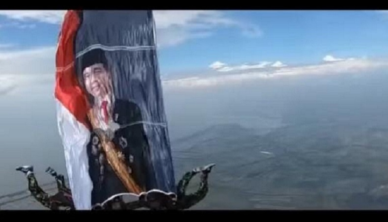 Jokowi Ulang Tahun, Marinir Atraksi Terjun dari Udara