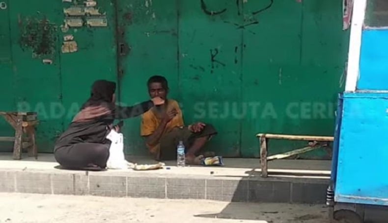 title Bikin Baper, Siswi SMA di Padalarang KBB Tak Sungkan Suapi ODGJ yang Kelaparan Bikin Baper, Siswi SMA di Padalarang KBB Tak Sungkan Suapi ODGJ yang Kelaparan