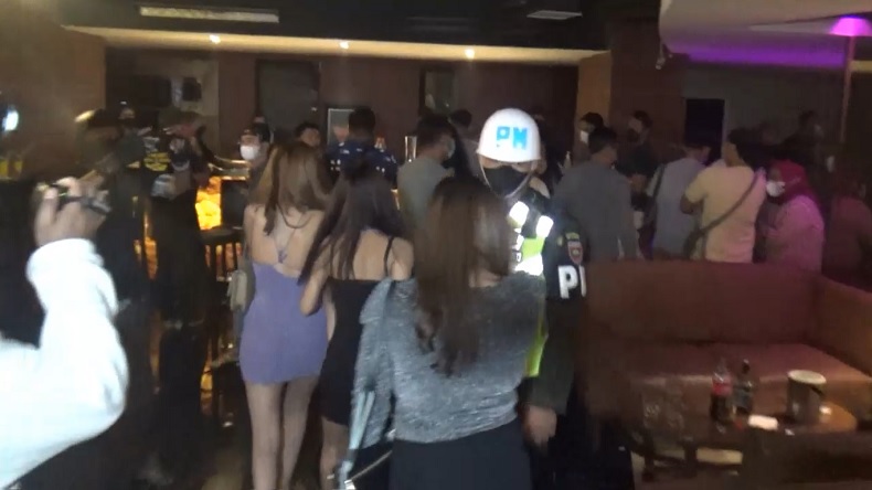 Acara Live Music di Makassar Dibubarkan, Sejumlah Perempuan Seksi Kocar-Kacir