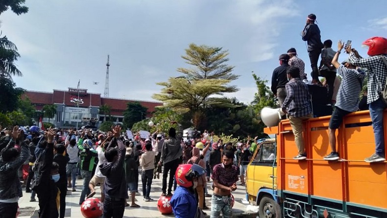 Didesak Minta Maaf soal Penyekatan di Jembatan Suramadu, Wali Kota Surabaya Datangi Warga Madura