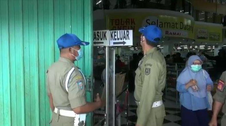 Ada Karyawan Positif Covid-19 tapi Nekat Kerja, Swalayan di Kota Semarang Ini Ditutup Satpol PP 