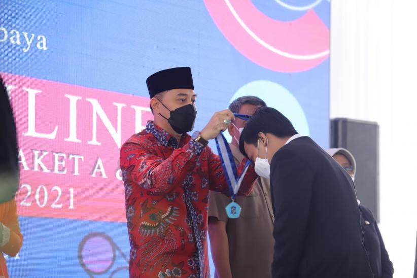 Ribuan Siswa di Surabaya Ikuti Wisuda Online, Wali Kota Eri Berharap Lahir Pemimpin Hebat