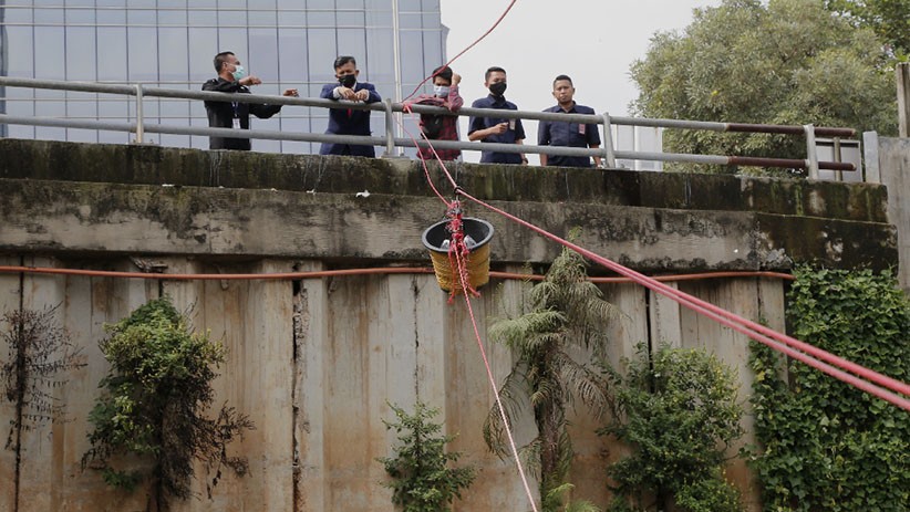 Potret Warung Derek, Transaksi Jual Beli Gunakan Ember dan Tali  - Bagian 3