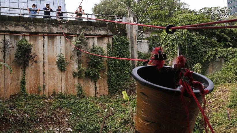 Potret Warung Derek, Transaksi Jual Beli Gunakan Ember dan Tali  - Bagian 2