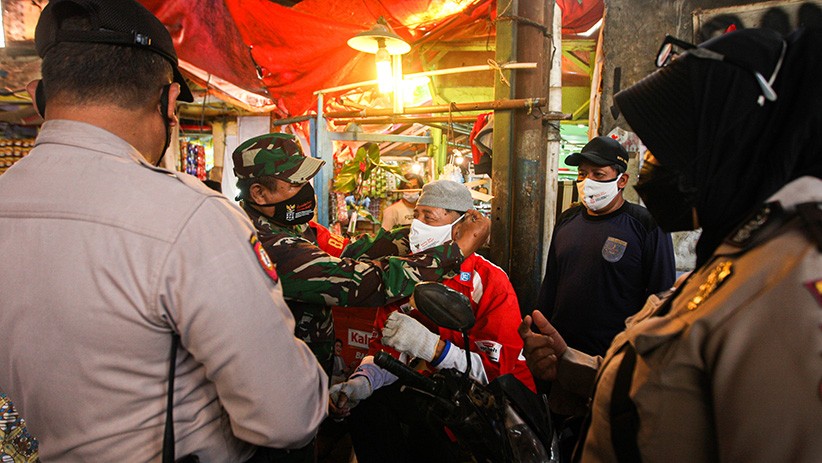 Polisi Datangi Pasar Cimanggis, Bagikan Masker dan Sosialisasi Prokes - Bagian 2