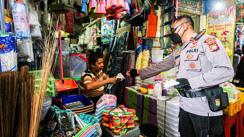 Polisi Datangi Pasar Cimanggis, Bagikan Masker dan Sosialisasi Prokes - Bagian 1