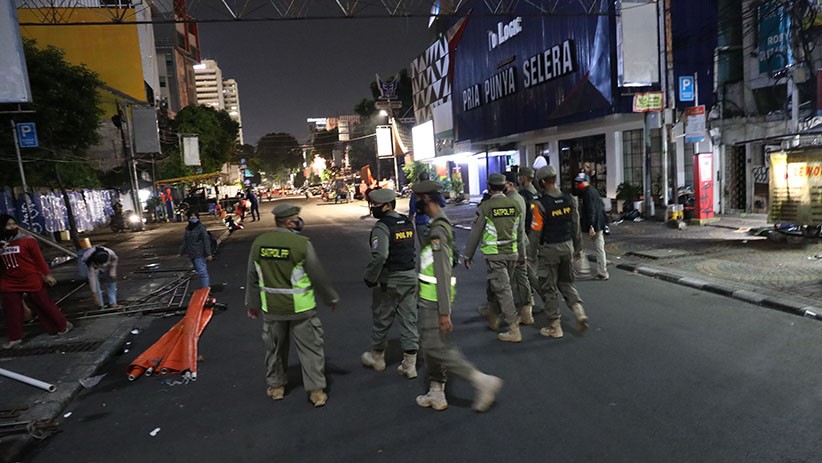 Satpol PP Bubarkan Aktivitas Pedagang dan Restoran Kawasan Jalan Sabang - Bagian 1