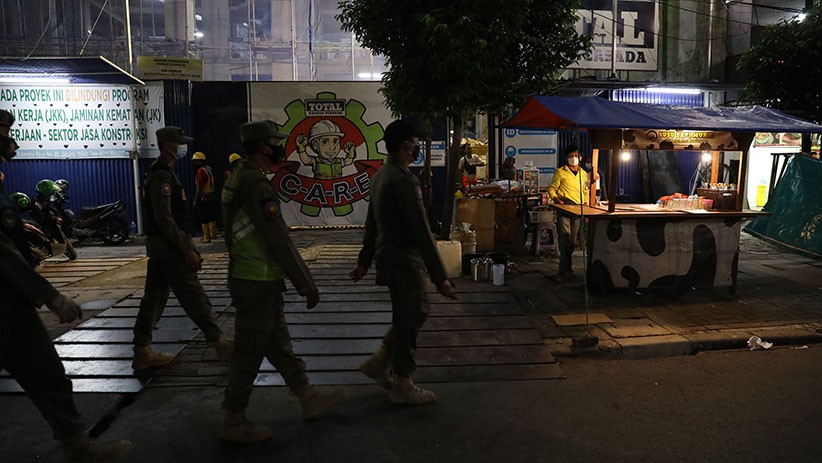 Satpol PP Bubarkan Aktivitas Pedagang dan Restoran Kawasan Jalan Sabang - Bagian 2
