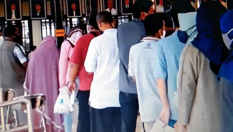 Vaksinasi Massal,  Ribuan Warga di Purbalingga Antre Berjam-jam Tanpa Jaga Jarak 