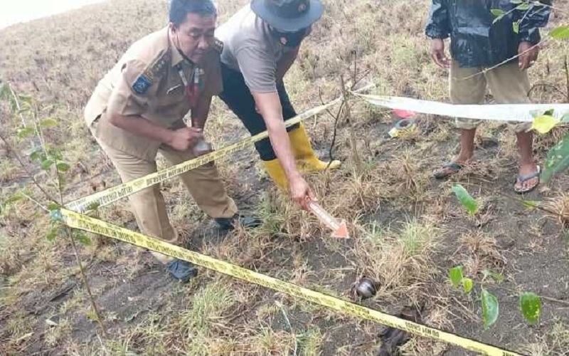 Benda Diduga Granat Ditemukan di Pinggir Pantai Telang Sumbawa