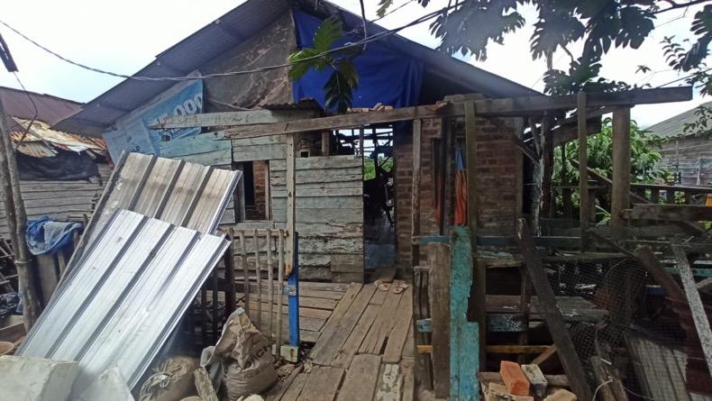 Memprihatinkan, Sekeluarga Tinggal di Gubuk Reyot yang Sudah Roboh 3 Kali