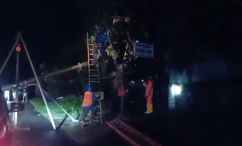 Berkendara saat Hujan Deras, Pengendara Motor Tewas Menabrak Tiang Listrik Roboh