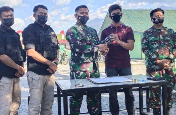Mantan Anggota KKB Papua Serahkan 2 Senpi Rampasan ke TNI