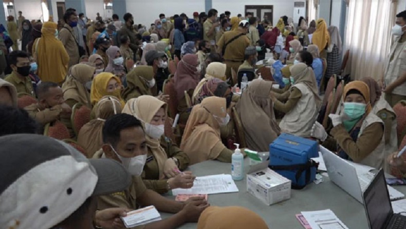 title Diiming-imingi Pencairan Gaji ke-13, ASN di Maros Langsung Antre Ikut Vaksin Diiming-imingi Pencairan Gaji ke-13, ASN di Maros Langsung Antre Ikut Vaksin
