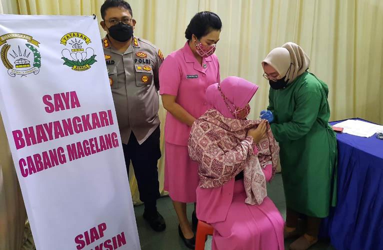 Dukung Percepatan Vaksinisasi, Ratusan Bhayangkari Polres Magelang Divaksin