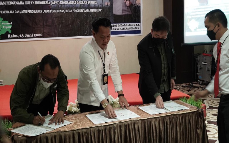 Cegah Karhutla, Polda Sumsel Teken MoU dengan Asosiasi Pengusaha Sawit dan Hutan
