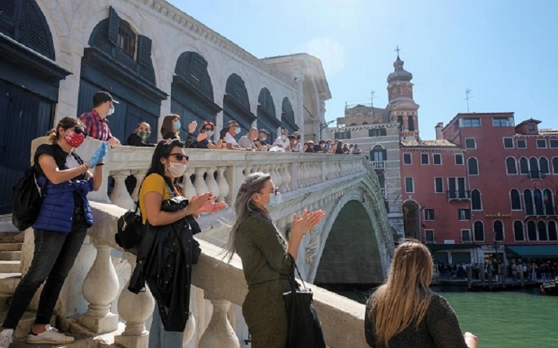 Mulai 28 Juni, Warga Negara Ini Lepas Masker di Luar Rumah 