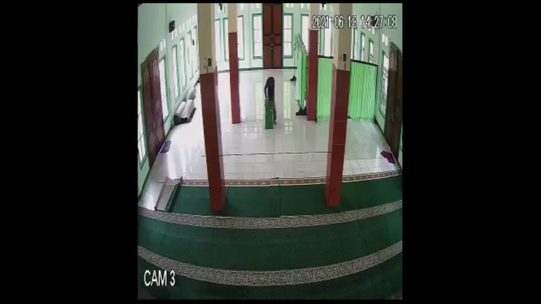 title Spesialis Pencuri Kotak Amal Masjid di Ternate Ditangkap, Uang Hasil Kejahatan Digunakan untuk Pijat Spesialis Pencuri Kotak Amal Masjid di Ternate Ditangkap, Uang Hasil Kejahatan Digunakan untuk Pijat