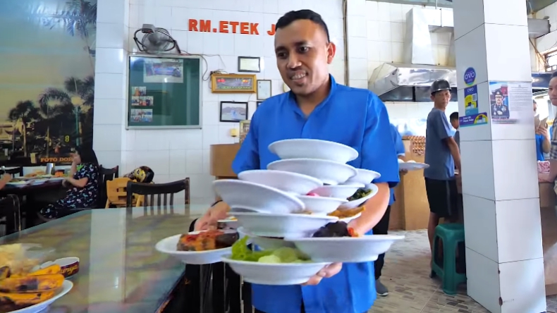 Mengenal Manatiang Piriang, Keahlian Unik Pramusaji di Rumah Makan Padang
