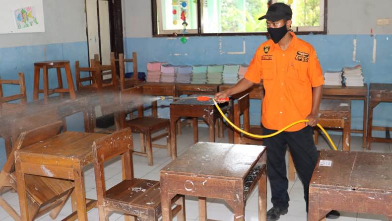 BPBD Kota Pekalongan Edukasi Puluhan Sekolah Cara Penyemprotan Disinfektan 