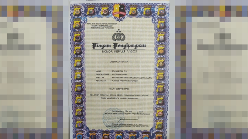 Bedah Rumah Warga Tak Mampu, Bhabinkamtibmas di Padang Pariaman Terima Penghargaan