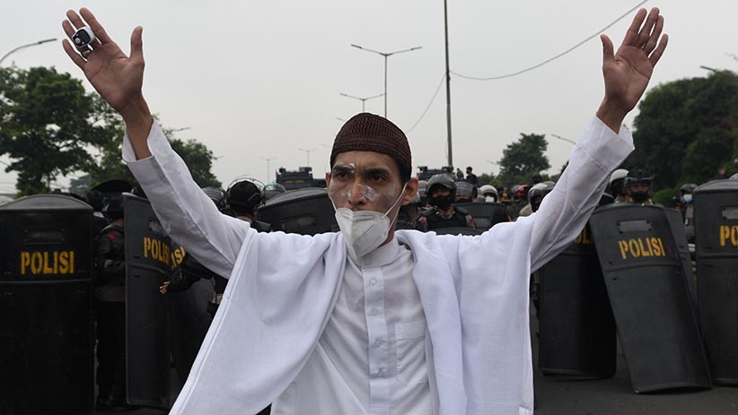 Habib Rizieq Divonis 4 Tahun Penjara, Massa Pendukung Bentrok dengan Polisi - Bagian 2