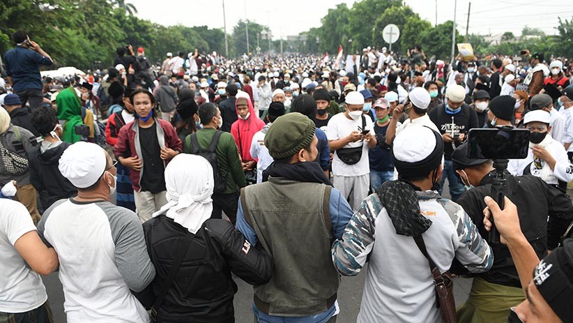 Habib Rizieq Divonis 4 Tahun Penjara, Massa Pendukung Bentrok dengan Polisi - Bagian 3